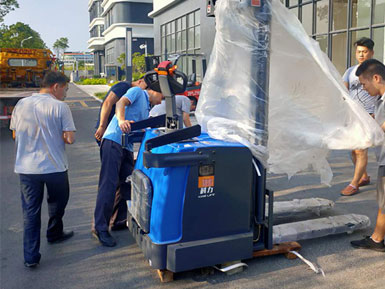 科力電動堆高車進行裝卸、堆高、堆垛和短距離運輸作業(yè)