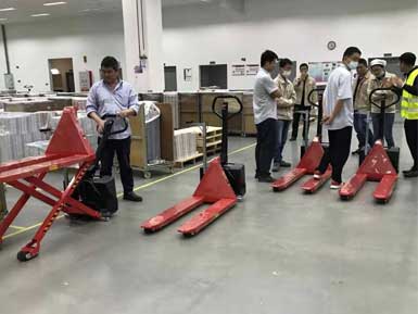 電動(dòng)高升程搬運(yùn)車交付使用，感謝廠家羅總親自跟客戶講解操作方法！